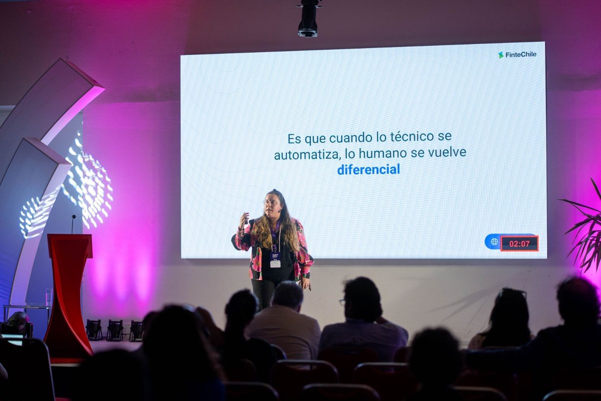 Josefina Movillo exponiendo en un escenario